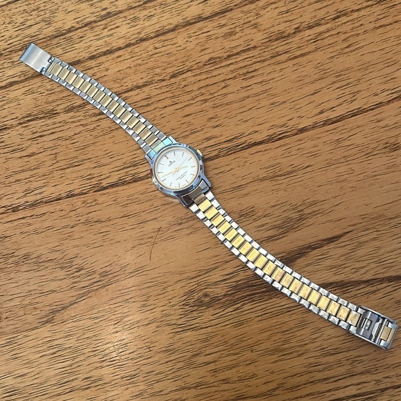 Ladies Lorus Watch - gold and silver toned - Picture 6 of 14